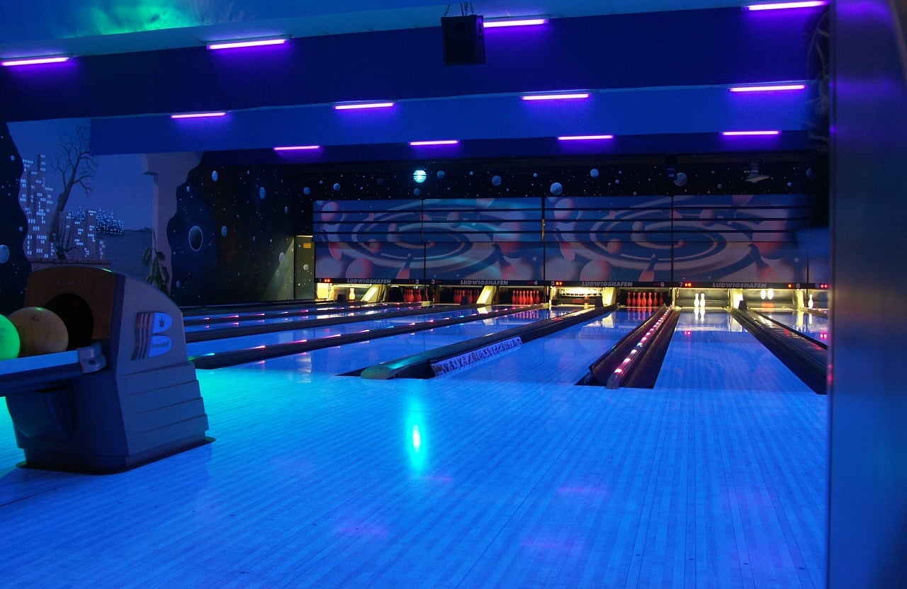 A COSMIC EXPERIENCE NIGHT BOWLING by Fabrique